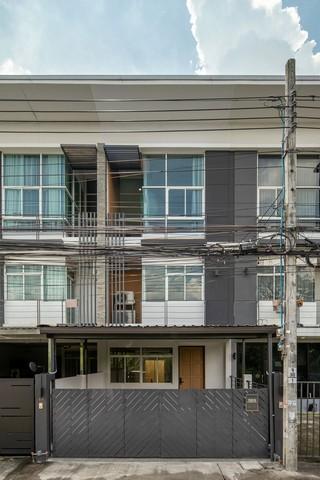 ให้เช่าทาวน์โฮม 3 ชั้น โครงการไอเพลส นาคนิวาส 48 สไตล์ Modern Loft ใกล้ทางด่วน เหมาะพักอาศัย หรือทำโฮมออฟฟิศ