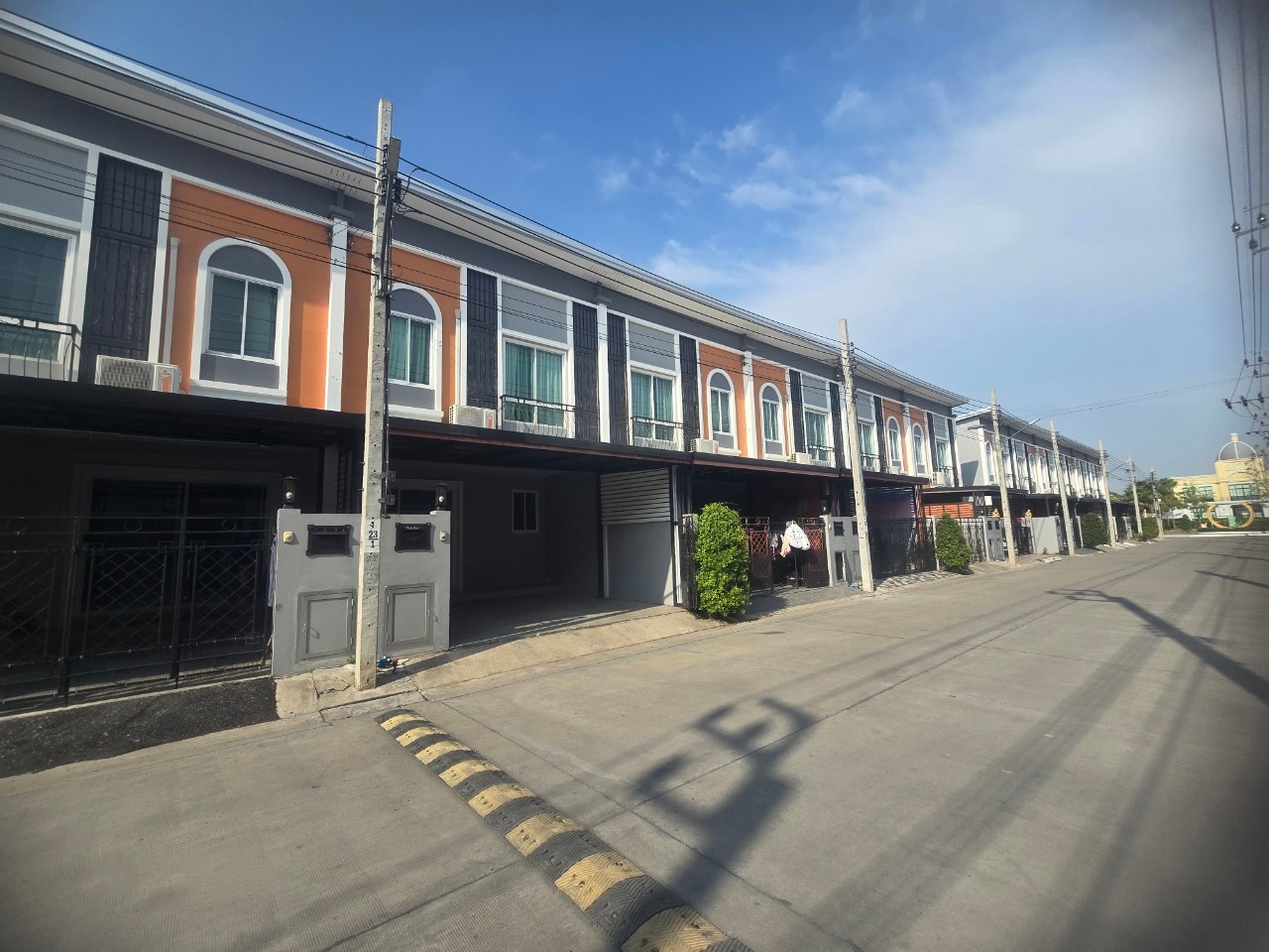 ให้เช่า ทาวน์โฮม ใกล้ ถนน กรุงเทพกรีฑา ตัดใหม่ ใกล้ สารสาสน์วิเทศร่มเกล้า Airport Link ลาดกระบัง สนามบินสุวรรณภูมิ