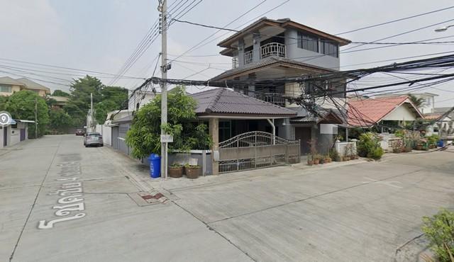 BH2687 ให้เช่าบ้านเดี่ยว3 ชั้น ย่าน โชคชัย 4 ซอยต.รวมโชค 3 ชั้น หลังหัวมุม 5 ห้องนอน เช่าระยะยาวได้ ให้รีโนเวทได้