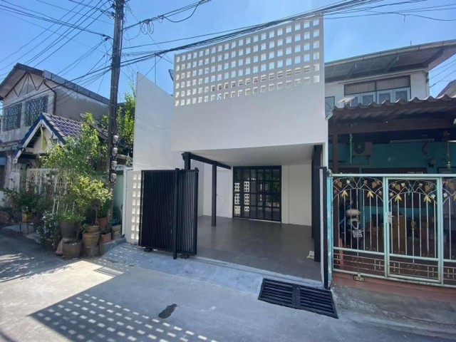 PB3972 ขายทาวน์เฮ้าส์ 2 ชั้น รีโนเวทใหม่ ขนาด 21 ตรว. ซอยรามอินทรา 65 แยก 2 หน้าบ้านทิศเหนือ ใกล้ แฟชั่นไอส์แลนด์ เดอะ พรอมานาด 