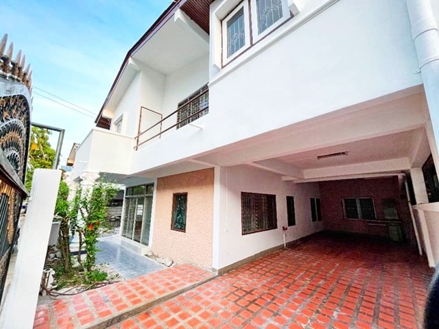 ตลาดเสรีมาร์เก็ต พัฒนาการ33-41 MRT คลองกลันตัน  ให้เช่าบ้านเดี่ยว 2 ชั้น 52ตรว. 170ตรม. พร้อมอยู่ 3นอน 4น้ำ ม.เกษมบัณฑิต 4แอร์ เซนต์มาร์ค