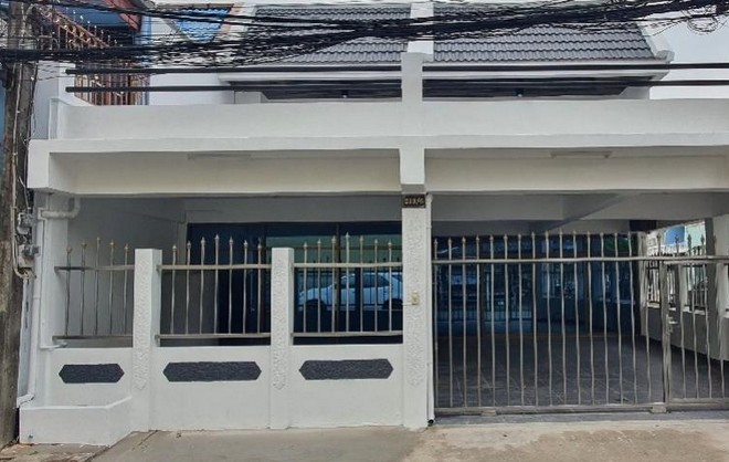 ให้เช่าทาวน์โฮฒ 2ชั้น  เนื้อที่ 45 ตร.ว 6 ห้องนอน4 ห้องน้ำ หมู่บ้านไพโรจน์ ซอยบางนาตราด 27 ข้างเซนทรัลบางนา
