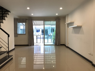 ทาวน์โฮม 3 ชั้น โครงการแกรนด์ดิตี้ สุวรรณภูมิ เขตลาดกระบัง กรุงเทพมหานคร เนื้อที่ 18 ตรว. 