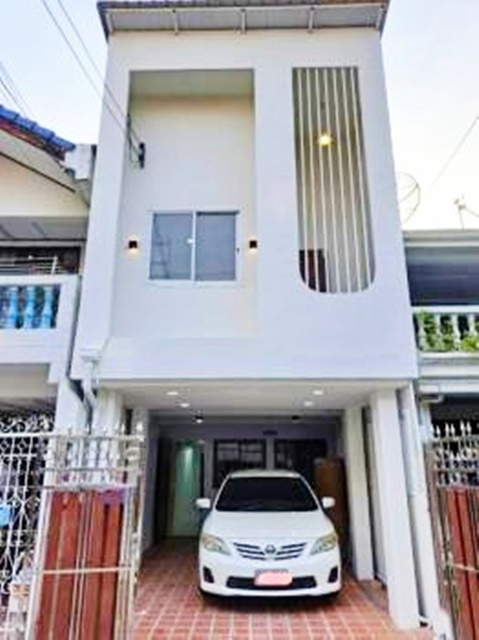 สุขุมวิท  ให้เช่าทาวน์เฮาส์ 2 ชั้น 18ตรว.ติด BTSปุณณวิถี 269 เมตร 130ตรม. รีโวทใหม่ทั้งหลัง 3นอน 2น้ำ 2แอร์ 