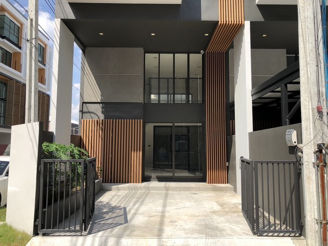 POR3913 ขาย ทาวน์โฮม ชิเซน พัฒนาการ 32 Shizen Phatthanakan 32 ห้องมุม สไตล์ Japanese Modern Loft 4 ห้องนอน 