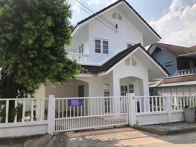 ให้เช่าบ้านเดี่ยว ใกล้เมือง เชียงใหม่ โซนสันผักหวาน หางดง 53 ตรว.ในหมู่บ้านขวัญเวียง ติดถนนวงแหวนรอบ3 ห่างจากแยกสะเมิง 2 กม. 