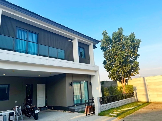 ถูกสุดใน 3โลก ให้เช่าบ้านเดี่ยวหรู 2 ชั้น  เซ็นโทร 52ตรว. บางใหญ่ 4นอน 250ตรม. MRT คลองบางไผ่  5น้ำ 2จอดรถ 5แอร์ เฟอร์ครบ 