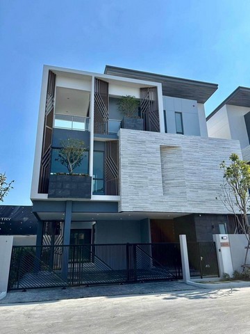 ให้เช่าวิลล่าหรู 3 ชั้น สไตล์ Modern Luxury The Gentry พัฒนาการ 2 พร้อมลิฟต์และสระว่ายน้ำส่วนตัว พัฒนาการ 32 ใกล้ทองหล่อ-เอกมัย เพียง 5 กม.