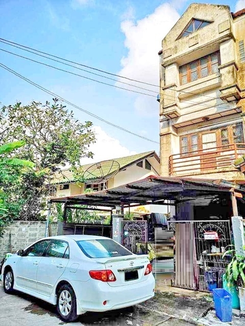 โครงการติดถนนใหญ่ เดอะมอลล์ บางกะปิ MRT น้อมเกล้า สวนสยาม ทาวน์โฮม 3 ชั้น  26ตรว.185ตรม.4นอน 3น้ำ 1จอด