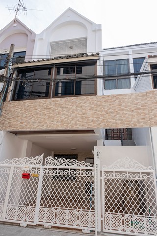 [B830]ให้เช่า 70k ทาวน์โฮม 3 ชั้น 24 ตร.วา  รีโนเวทใหม่ ใกล้รถไฟฟ้า BTSพระโขนง เพียง 200ม. สุขุมวิท 44-2 จดบริษัทได้ ต้อนรับสัตว์เลี้ยง 