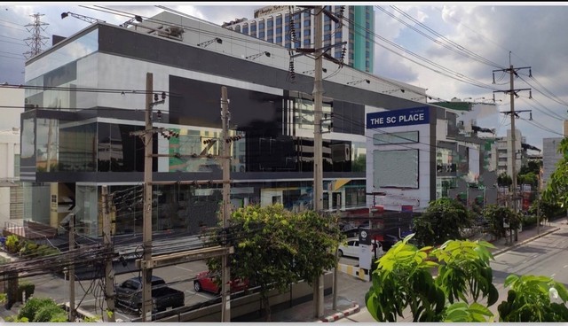 ให้เช่าโชว์รูม ติดถนนรัชดาภิเษก อยู่ระหว่าง แยกสุทธิสารและแยกถนนลาดพร้าว ใกล้สถานีเอ็มอาร์ทีลาดพร้าวและรัชดาภิเษก 