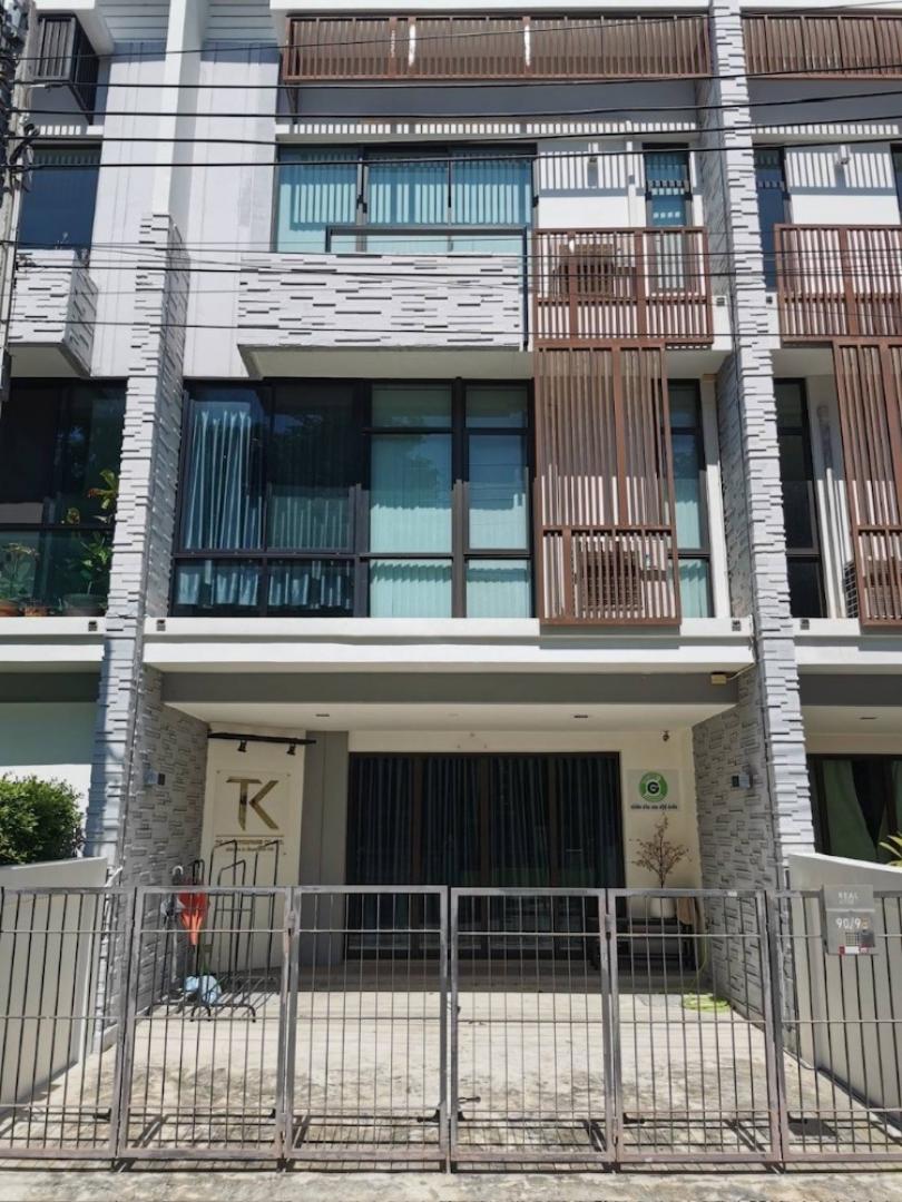 ให้เช่าบ้านทาวโฮม 3 ชั้น ติดถนนบางนา-ตราด  กม.5โครงการเพล็ก บางนา เนื้อที่ 22 ตารางวา 3 ห้องนอน 4 ห้องน้ำ พื้นที่ใช้สอย 190 ตารางเมตร