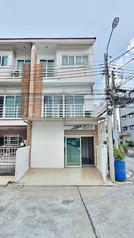ให้เช่าทาวน์โฮม 3 ชั้น 3 ห้องนอน 4 ห้องน้ำ  ม.โฮมอินทาวน์ พหลโยธิน 73 ( ติดถนนใหญ่ )