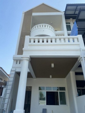 ให้เช่าทาวน์โฮม 3 ชั้น 200 ตรม. 4 ห้องนอน รัชดาภิเษก 44  รีโนเวทใหม่ ตกแต่งพร้อมอยู่