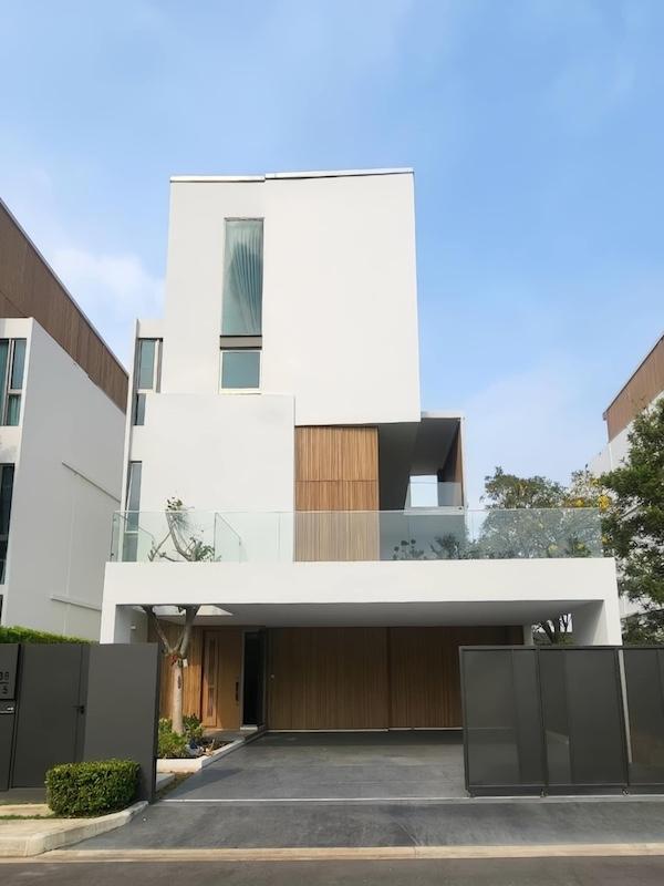 ให้เช่าบ้านเดี่ยว 3 ชั้น หมู่บ้านวีเว่ พระราม 9 ใกล้ Club House และสระว่ายน้ำ