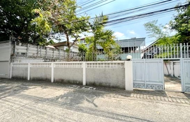 ให้เช่า บ้านเก่าสไตส์วินเทจ ที่ดินใหญ่มาก 101 BTS ย่านอารีย์ ตรวพหลโยธิน5-15  ที่ดินทำเลดีมาก  สะพานควาย พระราม 6 