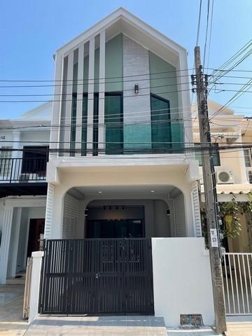PB3852 ขายทาวน์เฮ้าส์ 2 ชั้น ซอยสุขุมวิท50 หมู่บ้าน พรประดิษฐ์ พระโขนง ใกล้ สถานีรถไฟฟ้าอ่อนนุช หน้าบ้านตะวันตกเฉียงเหนือ