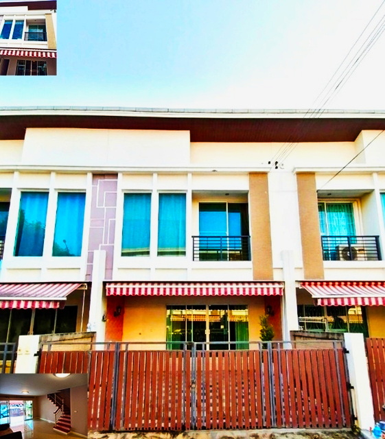 ให้เช่าทาวน์โฮม 2 ชั้น โรบินสัน ลาดกระบัง เดอะ พาซิโอ มอลล์  บ้านกลางเมือง  ทำเลทอง  21ตรว. 145ตรม. พร้อมเฟอร์ 3นอน 2น้ำ 