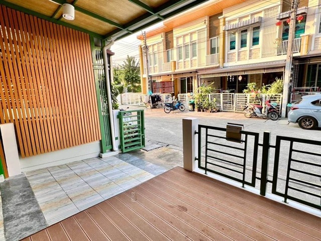 เดอะ พาซิโอ มอลล์ โกเด้นทาวน์ ให้เช่าทาวน์เฮาส์ 2 ชั้น 25ตรว.150ตรม. ทำเลดี ตรงข้ามมีบิ๊กซี 3นอน 2น้ำ 1จอดรถ 3แอร์ APL ลาดกระบัง