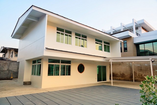 ให้เช่าบ้านเดี่ยวปรับปรุงไหม่ทั้งหลัง 3 ห้องนอน 2 ห้องน้ำ ซอย ศรีบูรพา  ใกล้ นิด้า-เดอะมอลล์บางกะปิ 