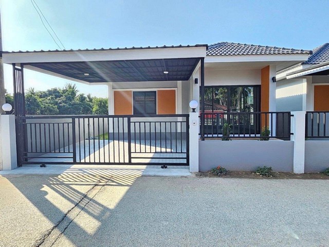 บ้านสร้างใหม่ทรงปั้นหยาร่วมสมัย มีมุกระเบียงบ้าน ทำเลดีหน้าบ้านติดถนนลาดยาง ค้าขายได้