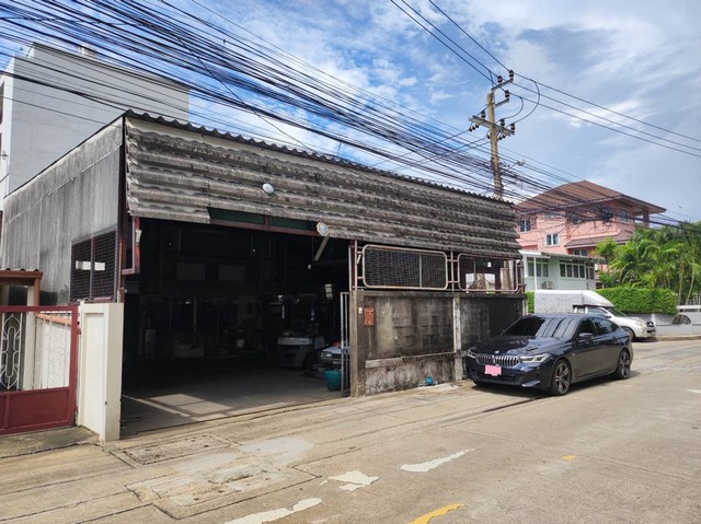 ให้เช่าบ้านพร้อมโกดังแปลงมุม 78 ตรว. หมู่บ้านเสรี พระราม 9 ซอย 60 ตรงข้ามเดอะไนน์พระราม 9 ใกล้ทางด่วน เหมาะทำออฟฟิศ โกดัง ร้านอาหาร ค้าขาย