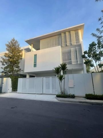 ให้เช่าบ้านเดี่ยว 3 ชั้น หลังมุม 4 ห้องนอน โครงการ วีเว่ VIVE Ekkamai-Ramintra ซอยโยธินพัฒนา3 พร้อมลิฟท์ ใกล้เลียบด่วน แต่งสวย พร้อมอยู่