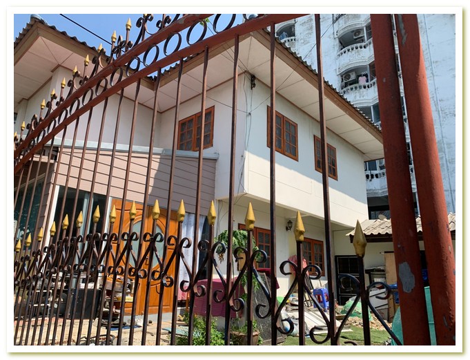 ขาย บ้าน 2 ชั้น พร้อมที่ดิน 70 ตรว 3 ห้องนอน 2 ห้องน้ำ ต่อเติม อีก 1 ห้อง อเนกประสงค์ เพียง 5.7 ล้านบาท ราคาถูกกว่า ตลาด เข้าออกได้ หลายทาง