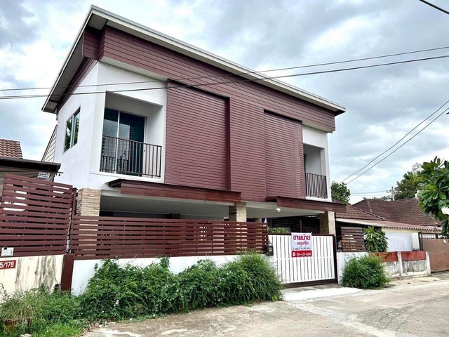 ขายบ้านเดี่ยว 2 ชั้นครึ่ง หมู่บ้านพัชรพร ปาร์คโฮม เนื้อที่ 45 ตรว. โอนฟรี